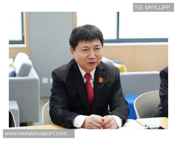 杨鸣工作室力挺遭驱逐的2T：勇于表达与行动的精神值得赞赏